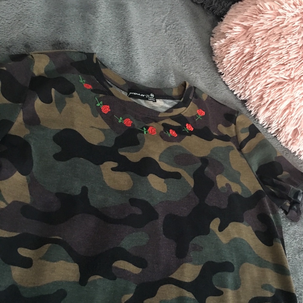 camouflage t-shirt with rose embroidery